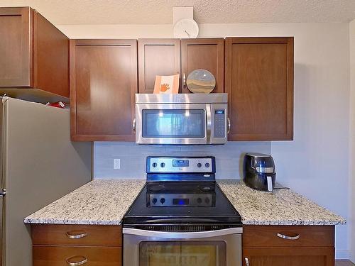 318 1004 Rosenthal Blvd Nw, Edmonton, AB - Indoor Photo Showing Kitchen