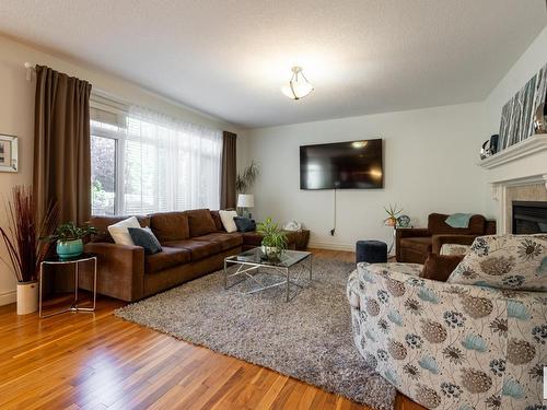 5052 Mcluhan Road, Edmonton, AB - Indoor Photo Showing Living Room