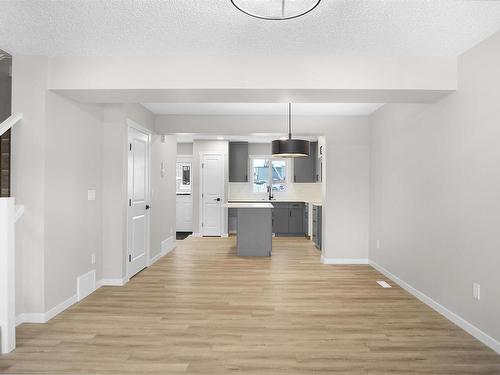 4 525 Secord Boulevard, Edmonton, AB - Indoor Photo Showing Kitchen