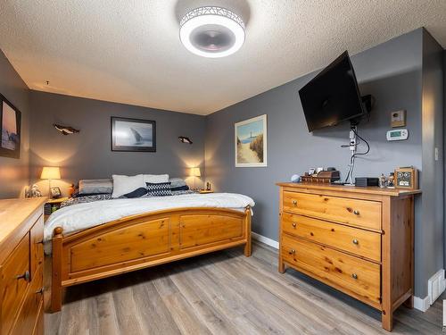 7028 187 Street, Edmonton, AB - Indoor Photo Showing Bedroom