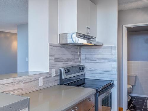 1004 13910 Stony Plain Road, Edmonton, AB - Indoor Photo Showing Kitchen