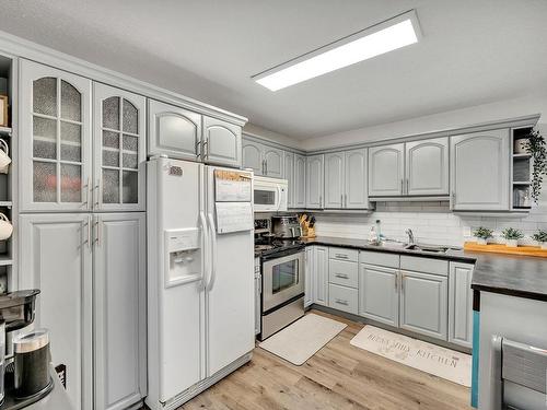 7 Greenfield Estates, St. Albert, AB - Indoor Photo Showing Kitchen With Double Sink