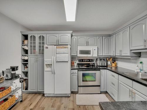 7 Greenfield Estates, St. Albert, AB - Indoor Photo Showing Kitchen