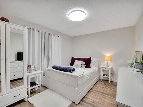 7 Greenfield Estates, St. Albert, AB - Indoor Photo Showing Bedroom