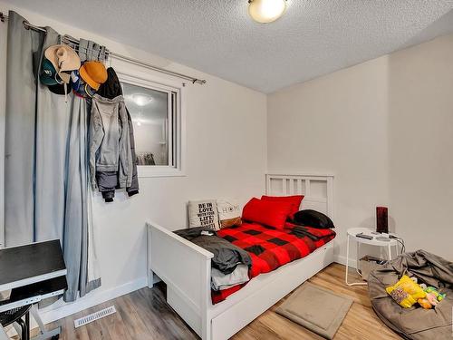 7 Greenfield Estates, St. Albert, AB - Indoor Photo Showing Bedroom