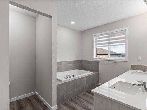 6476 King Wynd, Edmonton, AB - Indoor Photo Showing Bathroom