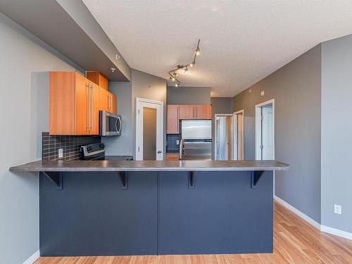 402 10504 99 Avenue, Edmonton, AB - Indoor Photo Showing Kitchen