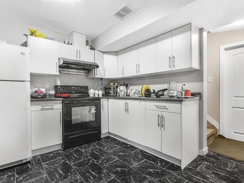 2631 29 Street, Edmonton, AB - Indoor Photo Showing Kitchen