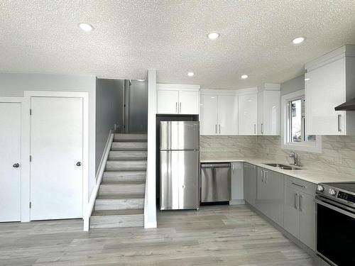 500 Dunluce Road, Edmonton, AB - Indoor Photo Showing Kitchen With Stainless Steel Kitchen With Double Sink With Upgraded Kitchen