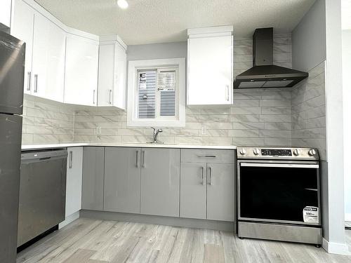 500 Dunluce Road, Edmonton, AB - Indoor Photo Showing Kitchen