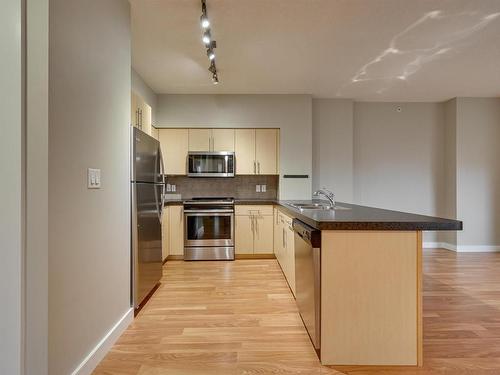 1005 10136 104 Street, Edmonton, AB - Indoor Photo Showing Kitchen