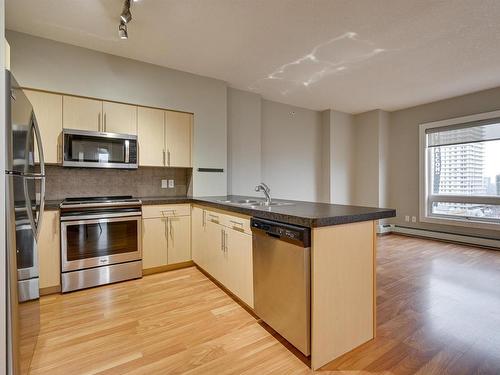 1005 10136 104 Street, Edmonton, AB - Indoor Photo Showing Kitchen