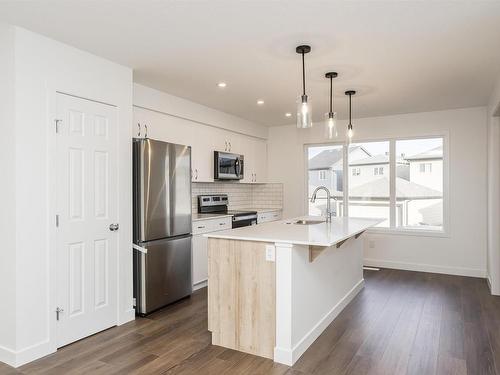 9554 Carson Bend, Edmonton, AB - Indoor Photo Showing Kitchen With Upgraded Kitchen