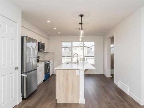 9554 Carson Bend, Edmonton, AB - Indoor Photo Showing Kitchen With Upgraded Kitchen