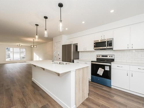 9554 Carson Bend, Edmonton, AB - Indoor Photo Showing Kitchen With Upgraded Kitchen