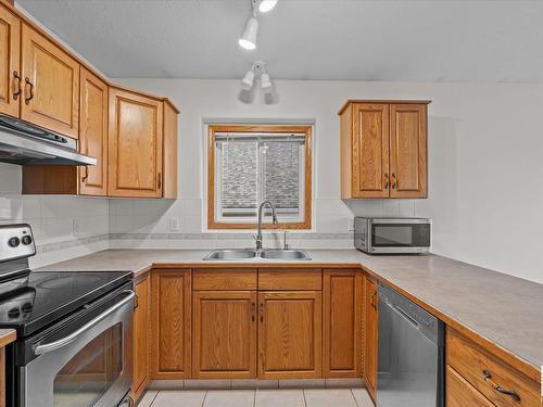 16 Heritage Crescent, Stony Plain, AB - Indoor Photo Showing Kitchen With Double Sink