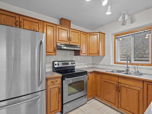 16 Heritage Crescent, Stony Plain, AB - Indoor Photo Showing Kitchen With Double Sink