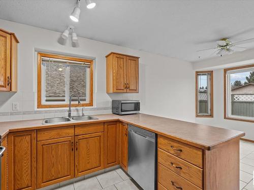 16 Heritage Crescent, Stony Plain, AB - Indoor Photo Showing Kitchen With Double Sink