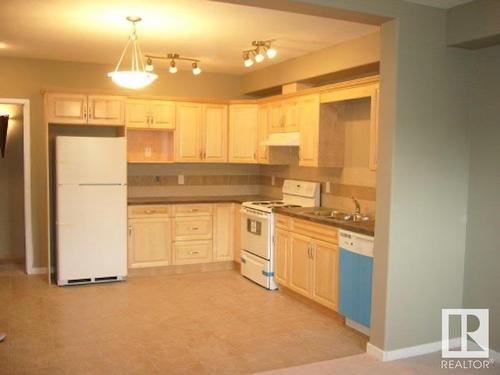 103 11827 105 Street, Edmonton, AB - Indoor Photo Showing Kitchen