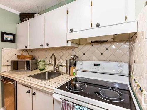 1703 9835 113 Street, Edmonton, AB - Indoor Photo Showing Kitchen