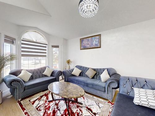 2210 Kaufman Way, Edmonton, AB - Indoor Photo Showing Living Room