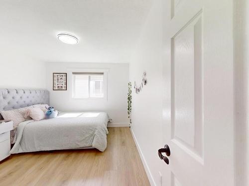 2210 Kaufman Way, Edmonton, AB - Indoor Photo Showing Bedroom