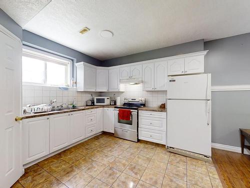 2210 Kaufman Way, Edmonton, AB - Indoor Photo Showing Kitchen With Double Sink