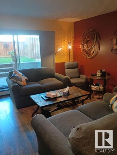 114 9010 106 Avenue, Edmonton, AB - Indoor Photo Showing Living Room