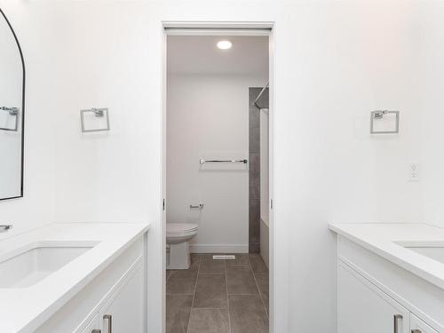 22128 94 Avenue, Edmonton, AB - Indoor Photo Showing Bathroom