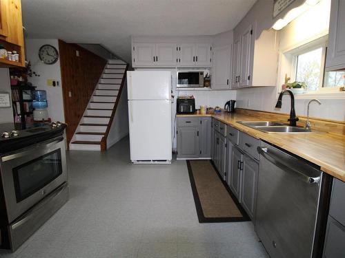 58311 Rng Rd 95, Rural St. Paul County, AB - Indoor Photo Showing Kitchen With Double Sink