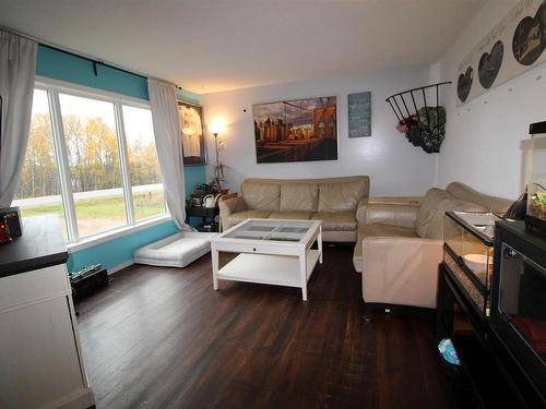 58311 Rng Rd 95, Rural St. Paul County, AB - Indoor Photo Showing Living Room