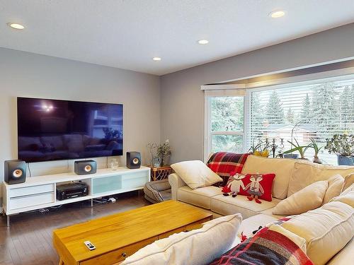 8611 Buena Vista Road, Edmonton, AB - Indoor Photo Showing Living Room