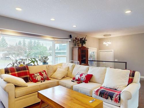 8611 Buena Vista Road, Edmonton, AB - Indoor Photo Showing Living Room