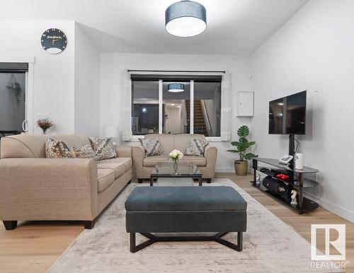 22712 93 Avenue, Edmonton, AB - Indoor Photo Showing Living Room