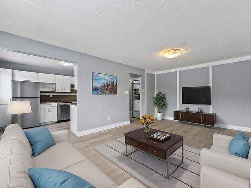 8 6135 98 Avenue, Edmonton, AB - Indoor Photo Showing Living Room