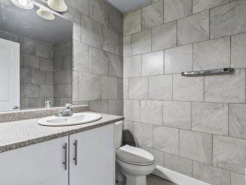 8 6135 98 Avenue, Edmonton, AB - Indoor Photo Showing Bathroom