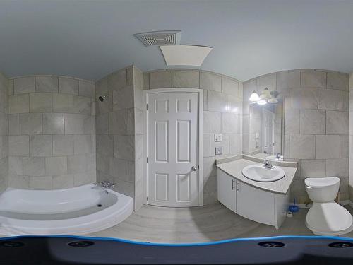 8 6135 98 Avenue, Edmonton, AB - Indoor Photo Showing Bathroom