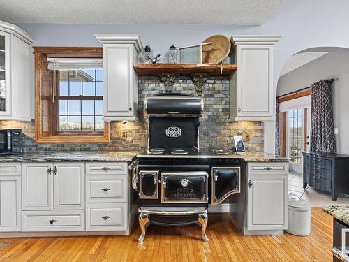 37 55312 Rge Road 241, Rural Sturgeon County, AB - Indoor Photo Showing Kitchen With Upgraded Kitchen