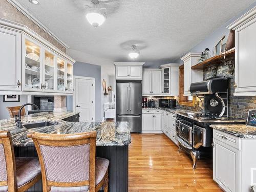 37 55312 Rge Road 241, Rural Sturgeon County, AB - Indoor Photo Showing Kitchen