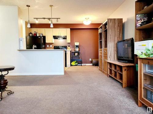 421 13907 136 Street, Edmonton, AB - Indoor Photo Showing Kitchen