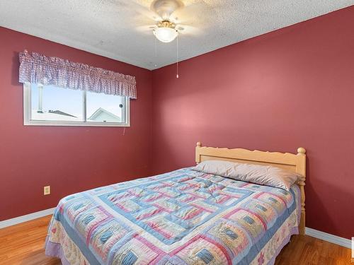 7308 149A Avenue, Edmonton, AB - Indoor Photo Showing Bedroom