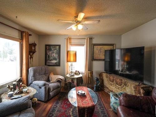 4708 50 Street, Myrnam, AB - Indoor Photo Showing Living Room