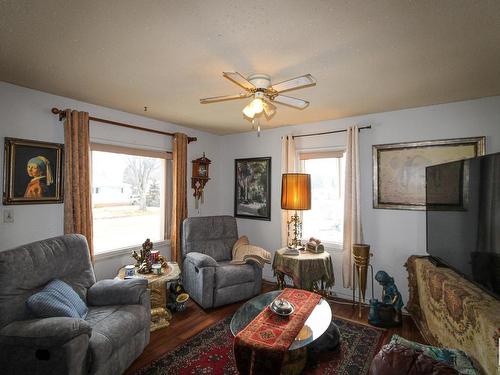 4708 50 Street, Myrnam, AB - Indoor Photo Showing Living Room