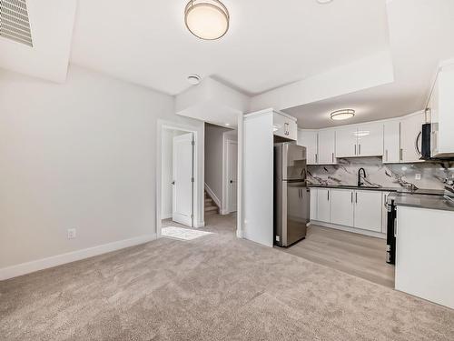 1325 Enright Landing Landing, Edmonton, AB - Indoor Photo Showing Kitchen