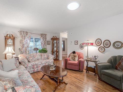 5949 189 Street Nw, Edmonton, AB - Indoor Photo Showing Living Room