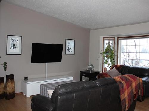 5314 52 Avenue, Elk Point, AB - Indoor Photo Showing Living Room