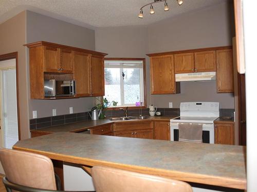 5314 52 Avenue, Elk Point, AB - Indoor Photo Showing Kitchen With Double Sink