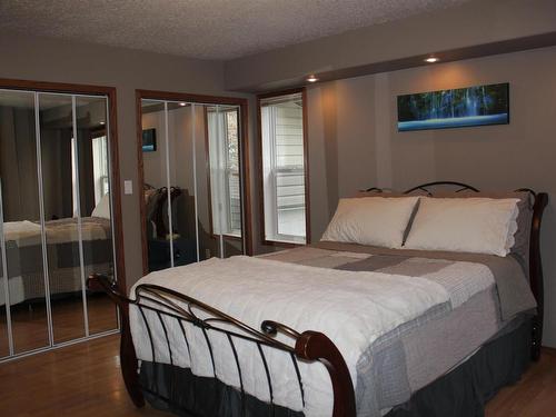 5314 52 Avenue, Elk Point, AB - Indoor Photo Showing Bedroom