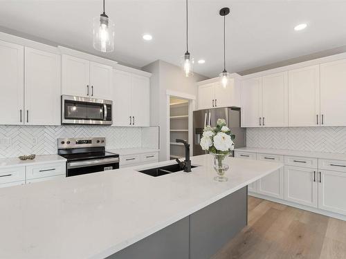 20 Hull Wynd, Spruce Grove, AB - Indoor Photo Showing Kitchen With Double Sink With Upgraded Kitchen