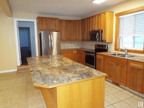 49548 Rge Road 224, Rural Leduc County, AB - Indoor Photo Showing Kitchen With Double Sink